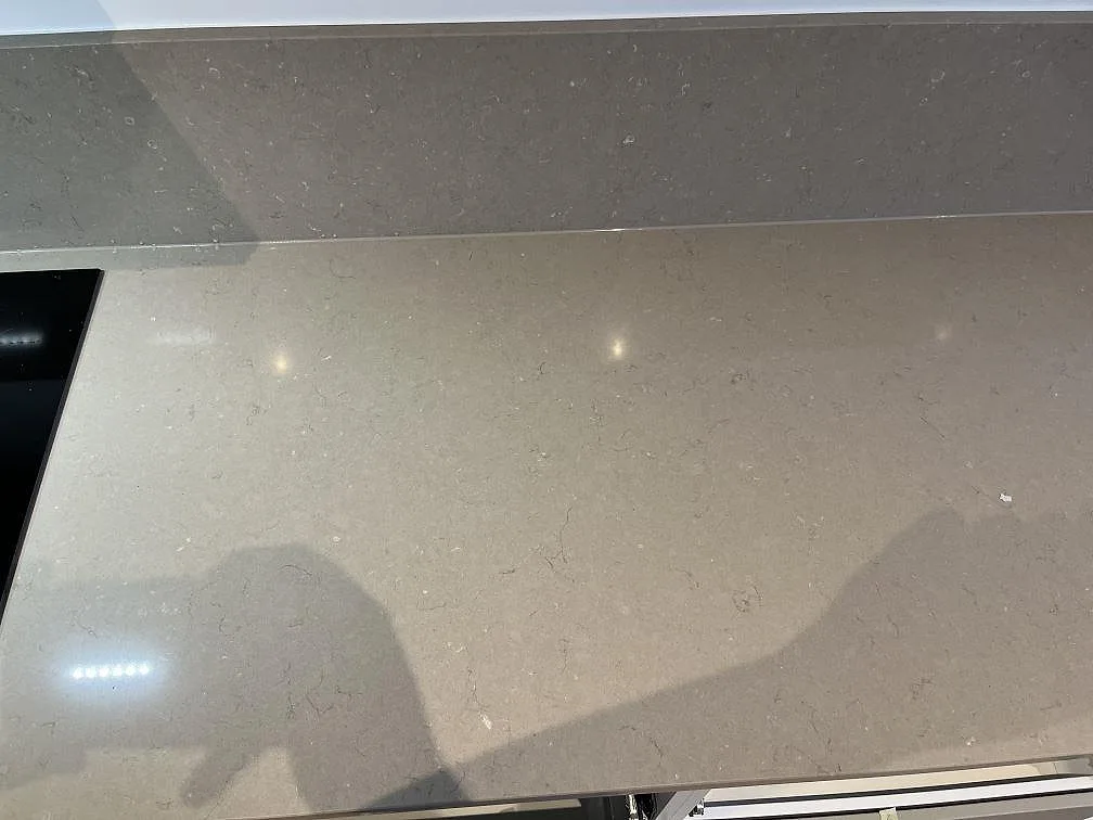 Bänkskiva i taupefärgad Silestone Coral Clay med diskret ådring och polerad yta i ett kök i Limhamn.