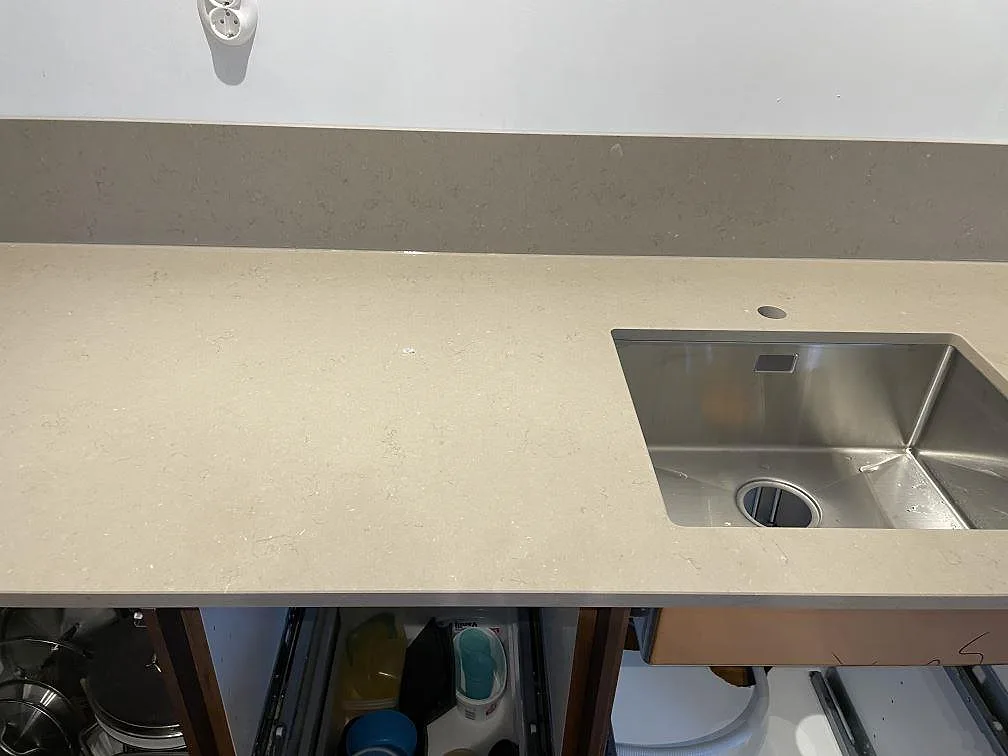 Köksbänkskiva i Silestone Coral Clay, matt Mocka-yta, med underlimmad rostfri diskho och kranhål i ett kök i Limhamn.