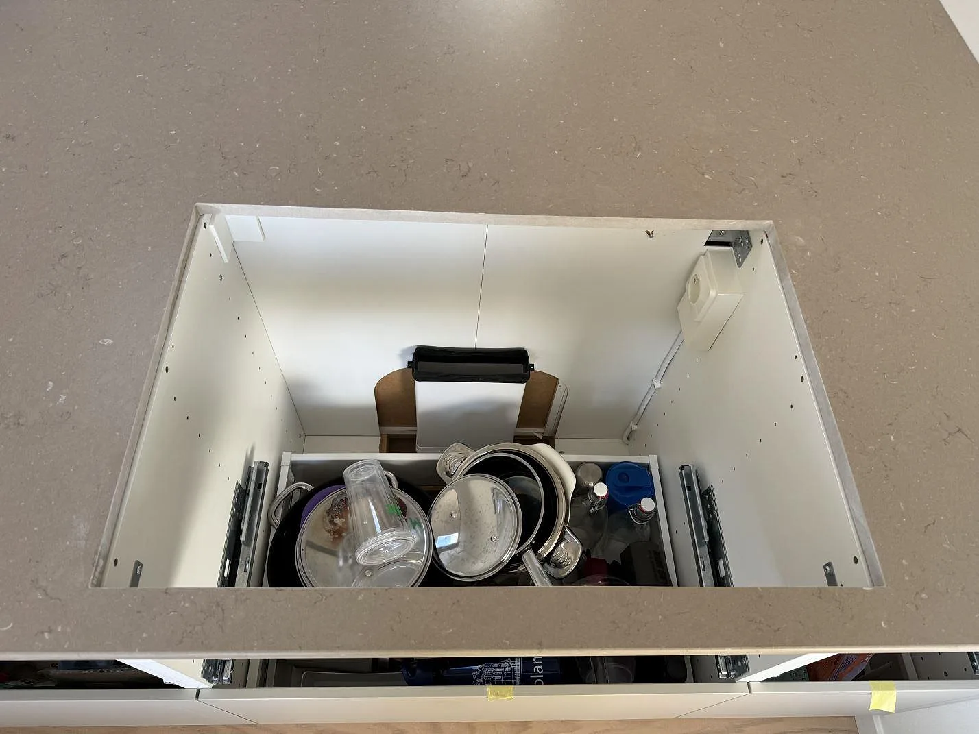 Närbild av Silestone Coral Clay bänkskiva, matt Mocka, runt större urtag i vit skåpsrad i Limhamn.