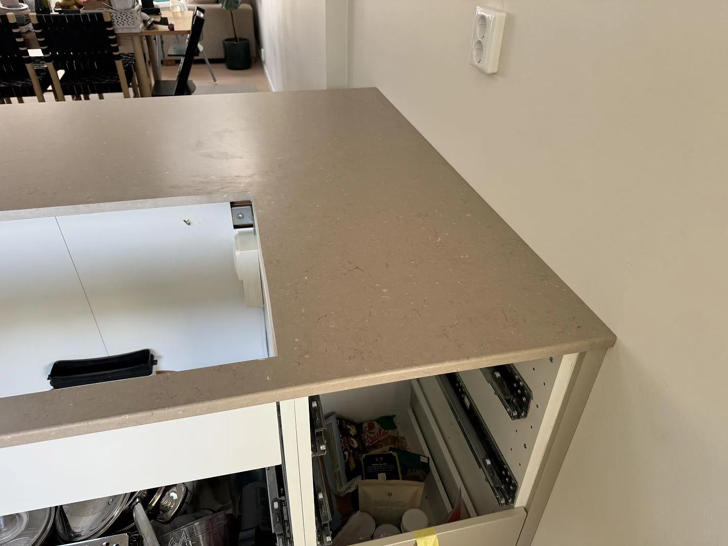 Köksbänkskiva i Silestone Coral Clay, matt Mocka, med större urtag i skåpsrad mot vägg i Limhamn.