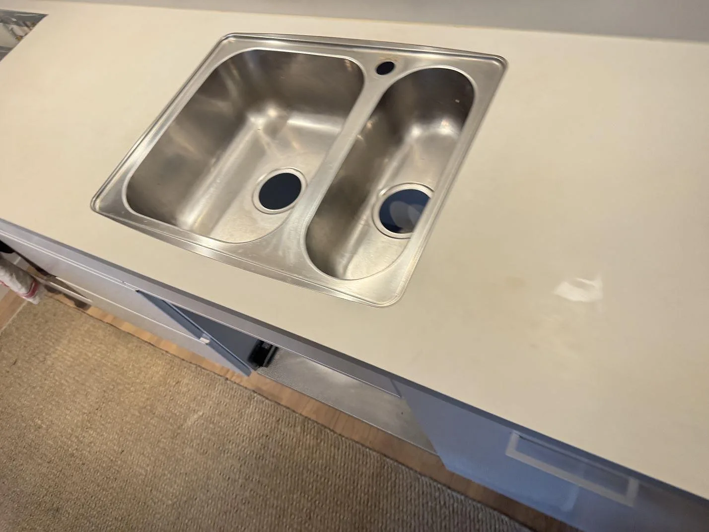 Närbild av polerad Silestone Coral Clay som köksbänkskiva med rostfri dubbelho i Limhamn.