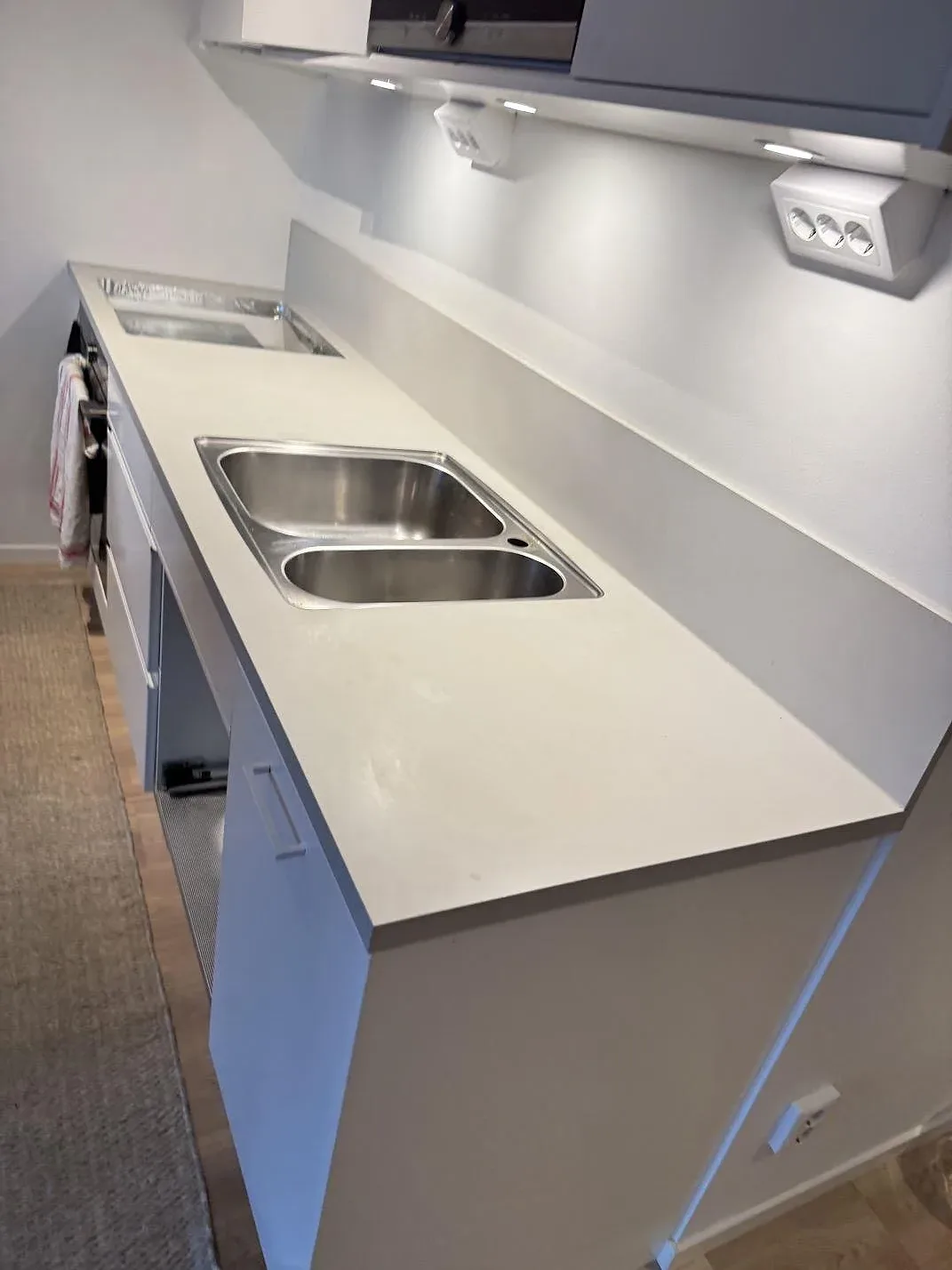 Köksbänkskiva i polerad Silestone Coral Clay med rostfri dubbelho och låg stänkkant i Limhamn.