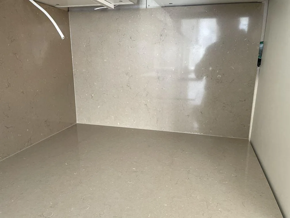Top-down av Silestone Coral Clay bänkskiva i Malmö med underlimmad svart komposithoa och svart Bosch induktionshäll i samma sammanhängande stenyta.