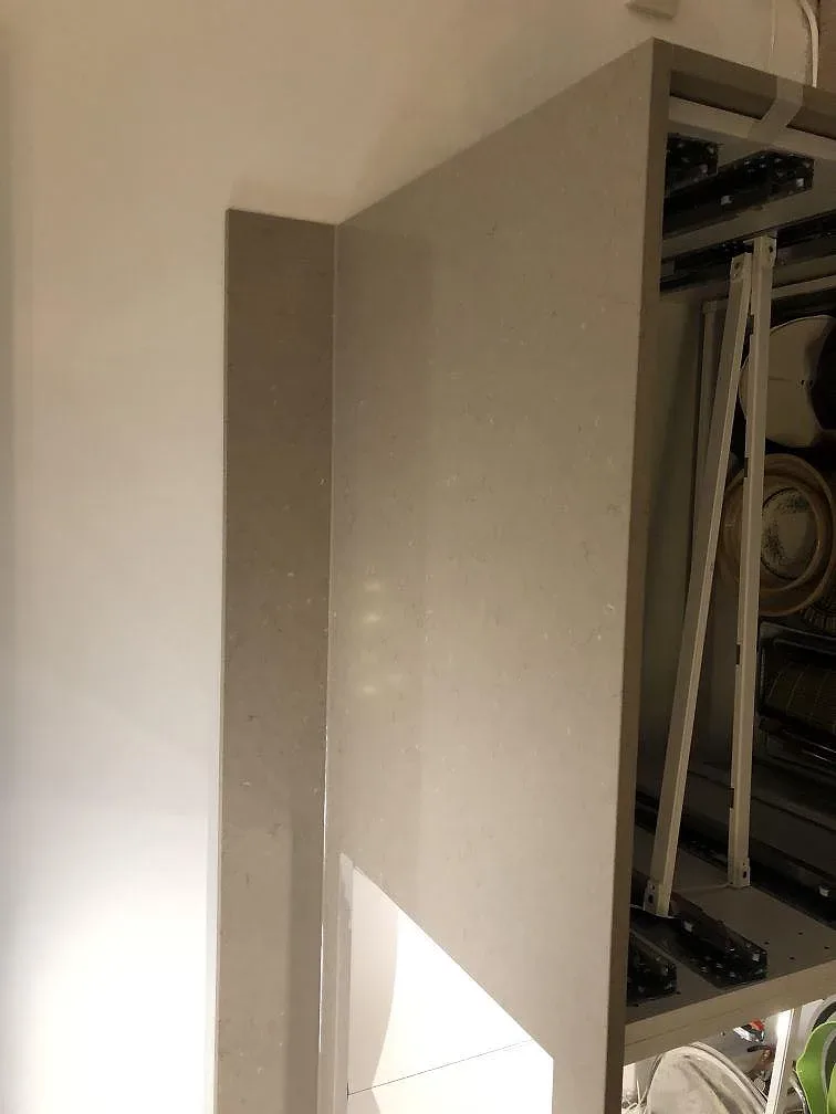 Stenklädd ögavel i polerad Silestone Coral Clay med spegelblank yta i ett kök i Malmö.