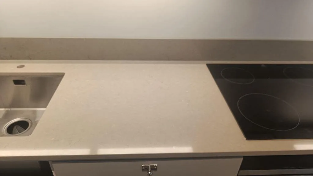 Electrolux induktionshäll planmonterad i en matt Silestone Coral Clay bänkskiva, ovanifrån i ett kök i Malmö.