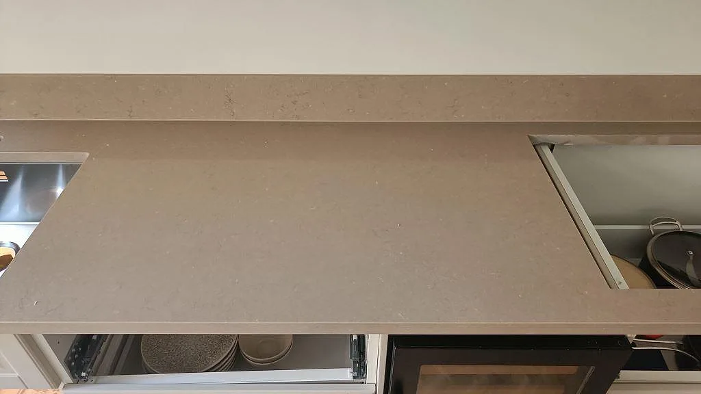 Köksbänk i Silestone Coral Clay med urtagning för häll och underlimmad diskho, sedd uppifrån i ett kök i Malmö.