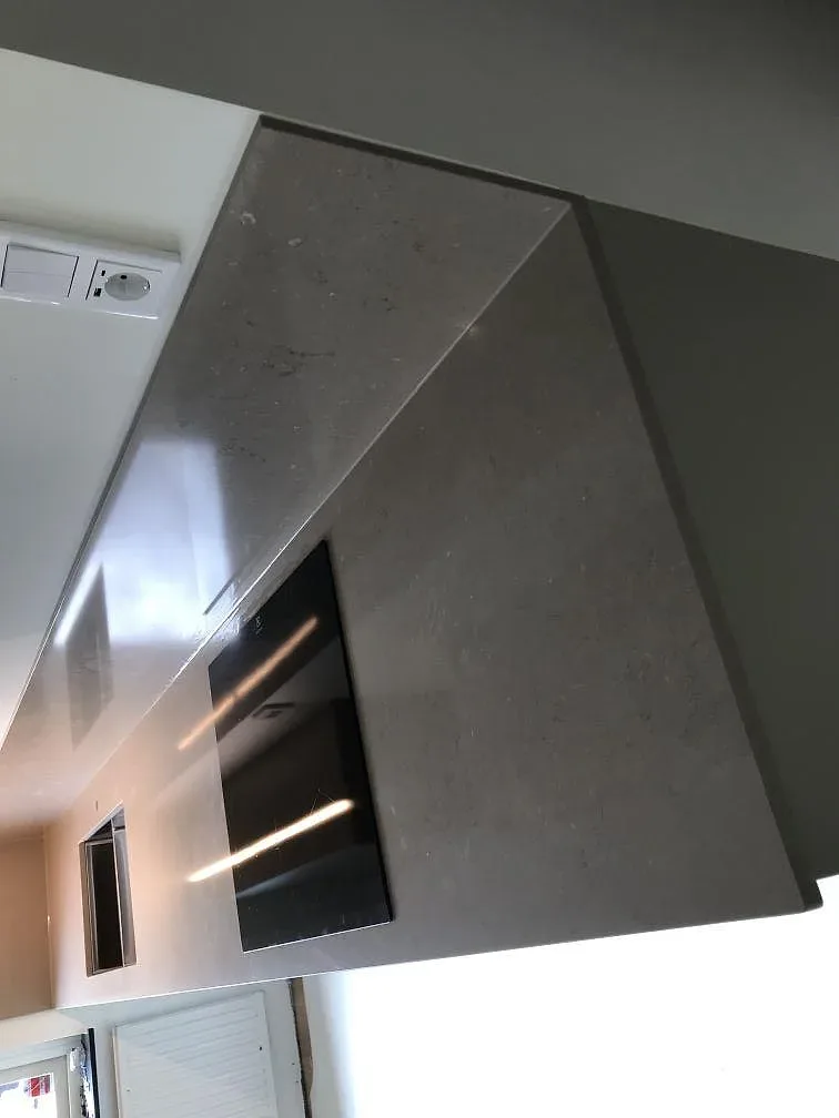 Halvö med köksbänkskiva i Silestone Coral Clay i taupe kvartskomposit, fotad under montering, i ett kök i Malmö.