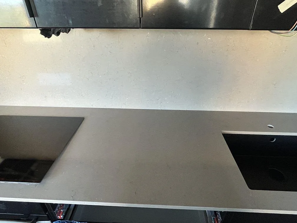 Topdown av Silestone Coral Clay köksbänkskiva med urtag för häll och underlimmad diskho i Malmö.