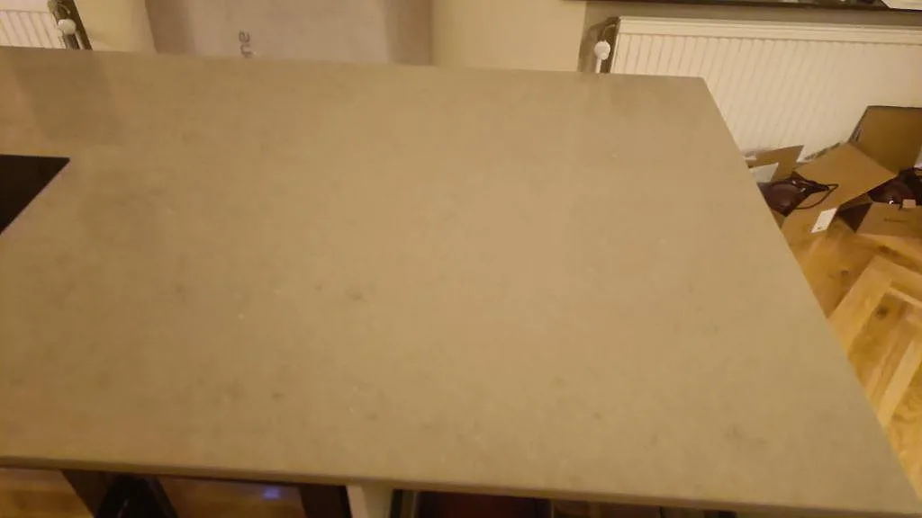 Ytdetalj av polerad Silestone Coral Clay på köksö med varm gråbeige ton och synligt stenlikt mönster i Malmö.