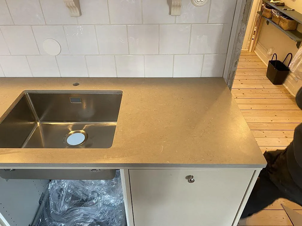 Närbild på Silestone Coral Clay komposit i 20 mm Mocka med underlimmad rostfri diskho och hål för blandare i Malmö.