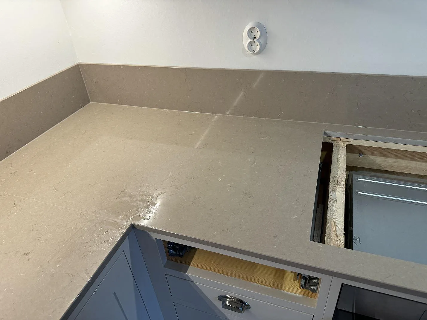 Köksbänkskiva i Silestone Coral Clay med utskärning för häll och 12 mm stänkskydd i Malmö.