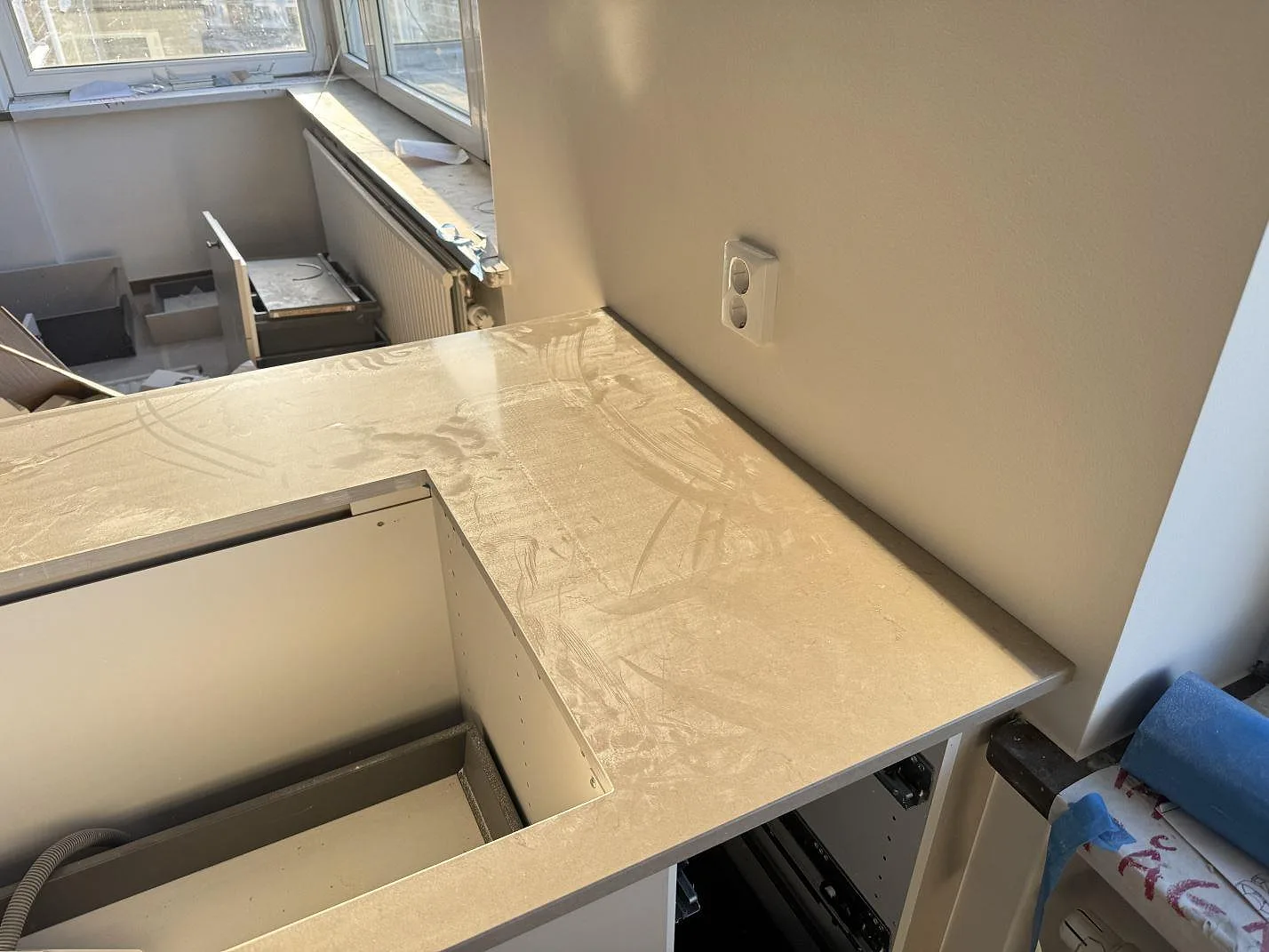 Polerad köksbänkskiva i Silestone Coral Clay, kvartskomposit, med hörn, urtagning och monteringsspår på ytan i Malmö.