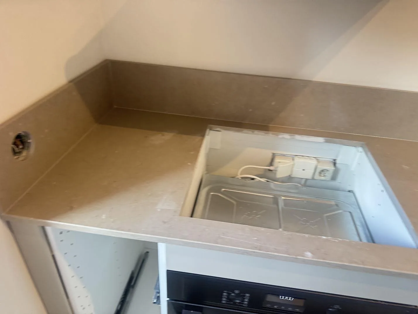 Köksbänkskiva i Silestone Coral Clay med polerad yta, 12 mm stänkskydd och förberett hällurtag i Malmö.