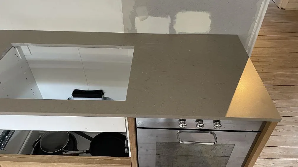 Topvy över hällöppning i bänkskiva av Silestone Coral Clay Mocka ovanför inbyggnadsugn i Malmö.