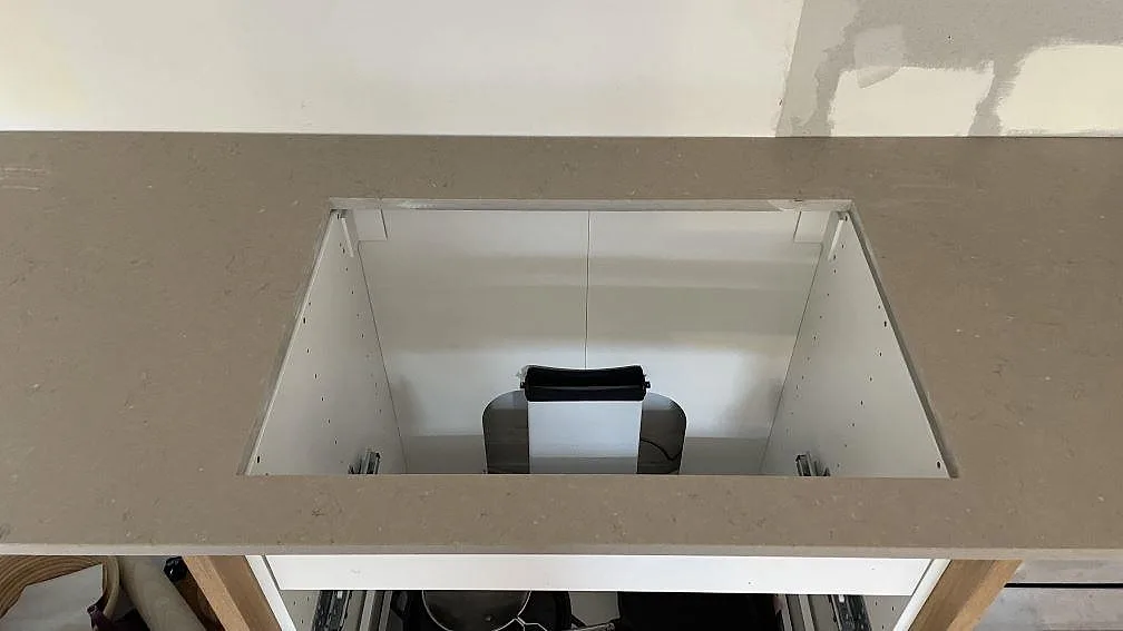 Detalj av rektangulär hällöppning i Silestone Coral Clay Mocka på öppna köksstommar i Malmö.