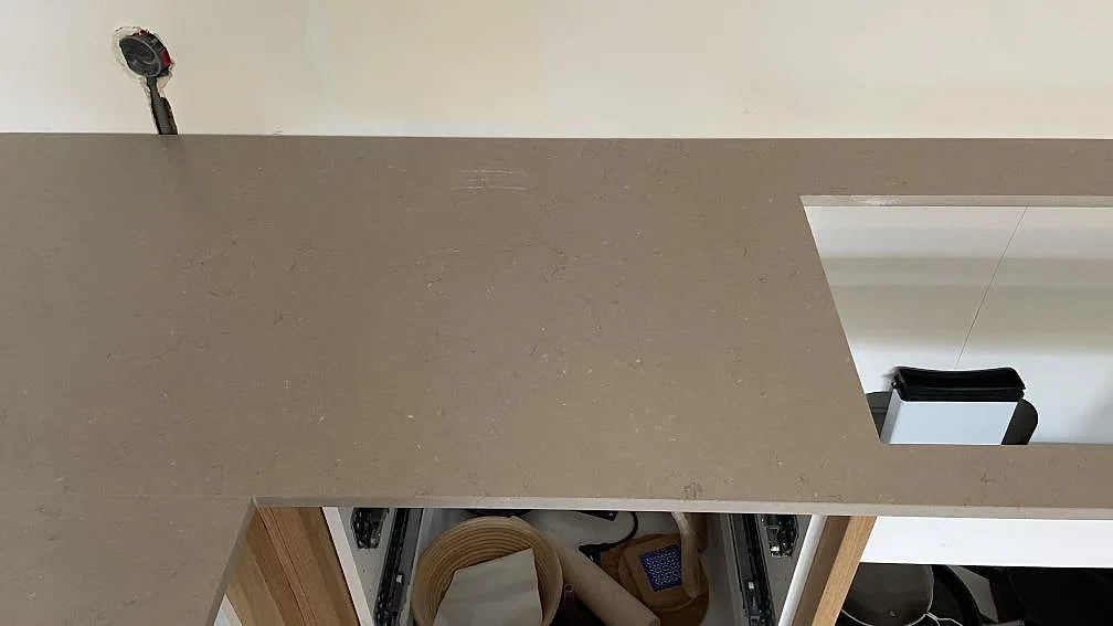 Lång bänkyta i 20 mm Silestone Coral Clay Mocka med synlig struktur och hällöppning i Malmö.