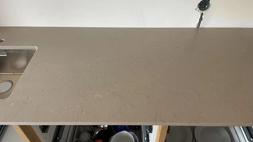 Silestone Coral Clay Mocka med rostfri diskho, synligt blandarhål och matt komposityta i Malmö.