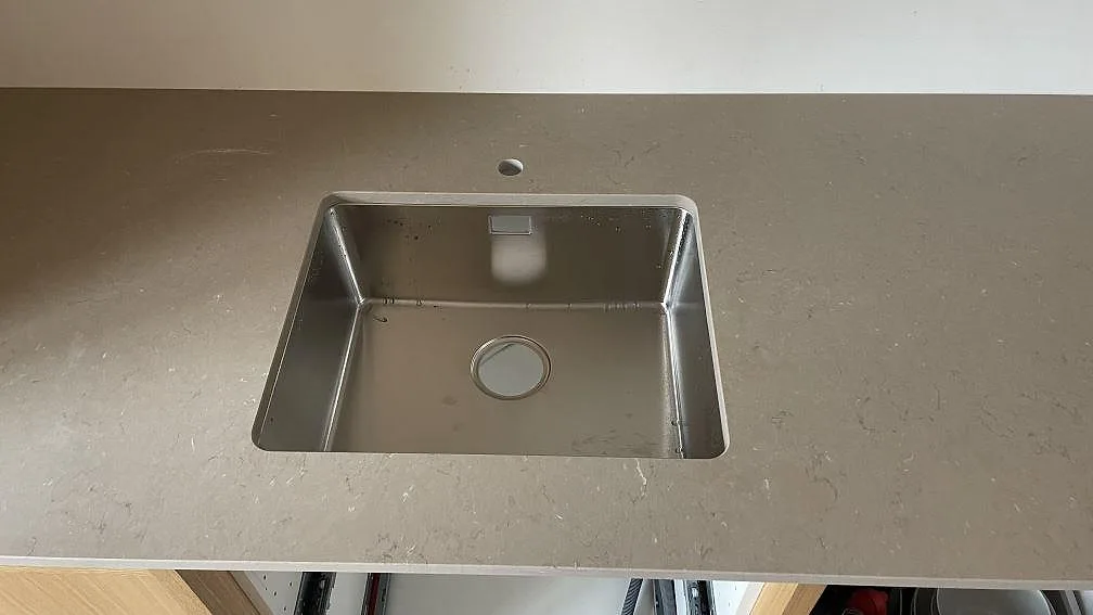 Rostfri diskho i köksbänkskiva av Silestone Coral Clay Mocka med blandarhål i Malmö.