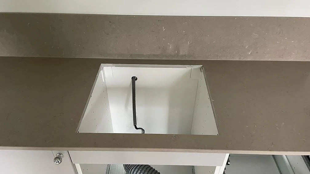 Köksbänkskiva i Silestone Coral Clay, matt Mocka-finish, med urtag för diskho och lågt stänkskydd i Nässjö.