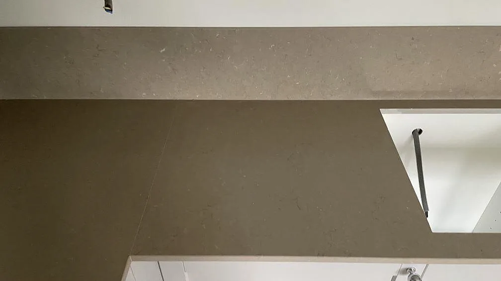 Närbild av matt Silestone Coral Clay som köksbänkskiva med synlig struktur och diskhourtag i Nässjö.