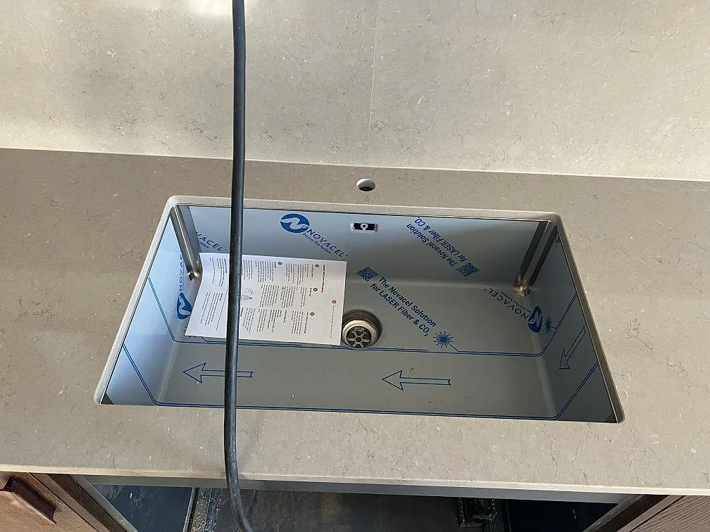 Underlimmad svart diskho i polerad Silestone Coral Clay köksbänkskiva med stänkskydd i Nättraby.