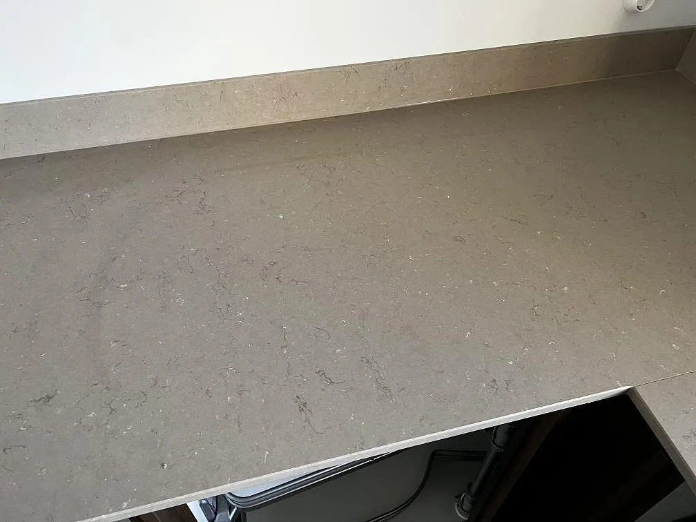 Köksbänkskiva i Silestone Coral Clay Mocka med uppvikt stänkkant och öppen stomme under montering i Öckerö.