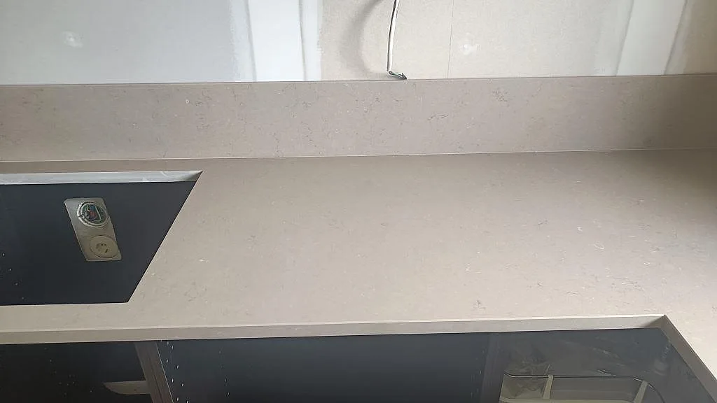 Detalj av 30 mm bänkskiva och 12 mm stänkskydd i Silestone Coral Clay med matt finish i Öckerö.