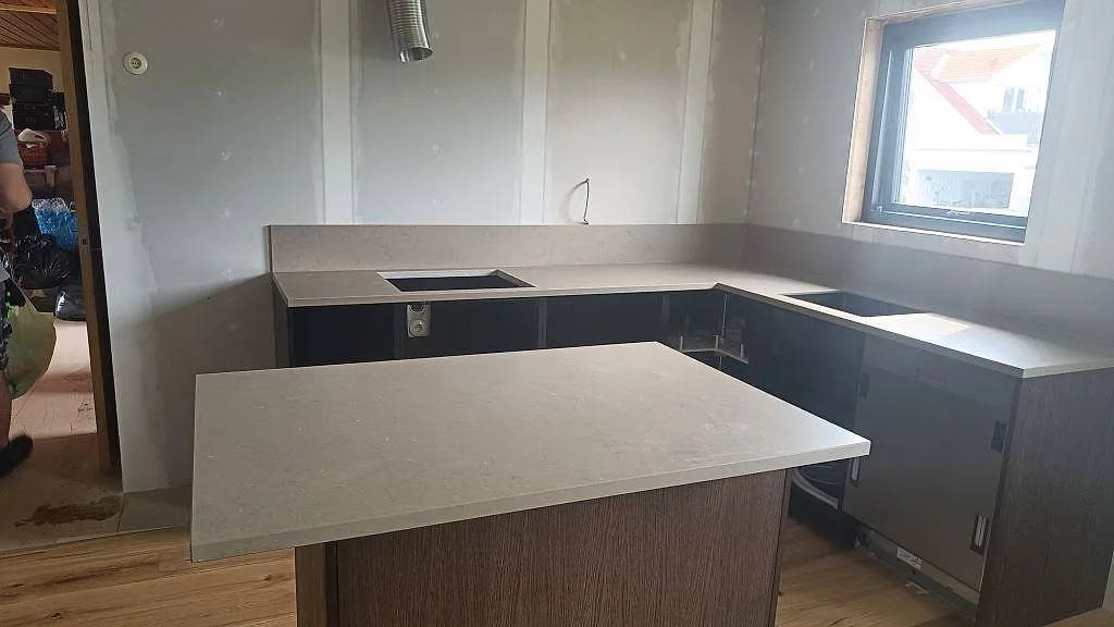 Köksbänkskiva och köksö i Silestone Coral Clay, matt Mocka-yta, med stänkskydd i ett kök i Öckerö.