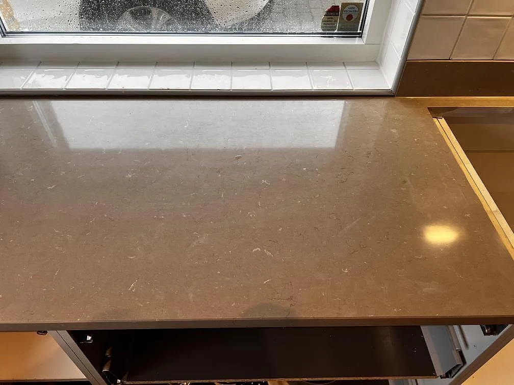 Köksbänkskiva i Silestone Coral Clay under fönster med polerad yta och hällöppning vid sidan i Oxie.