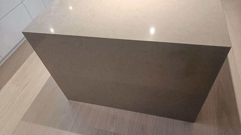 Gaveldetalj på köksö i polerad Silestone Coral Clay, ljus kvartskomposit, i ett kök i Sjöbo.