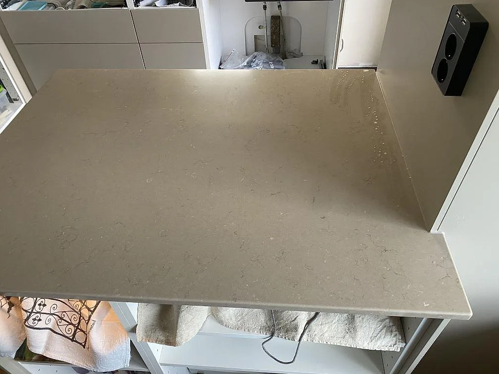 Närbild ovanifrån på polerad Silestone Coral Clay bänkskiva med fin ådring i ett kök i Skanör.