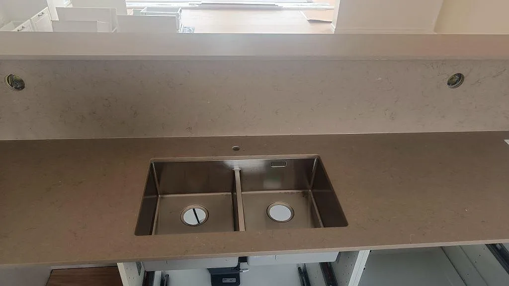 Silestone Coral Clay köksbänkskiva i Mocka-finish med underlimmad rostfri dubbelho och matchande stänkskydd i Skurup.