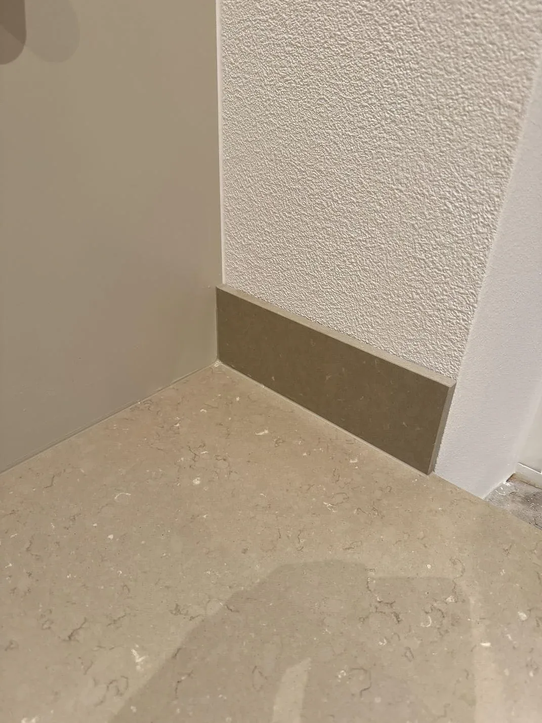 Närbild av 12 mm stänkskydd och Mocka-finish på Silestone Coral Clay köksbänkskiva i Skurup.