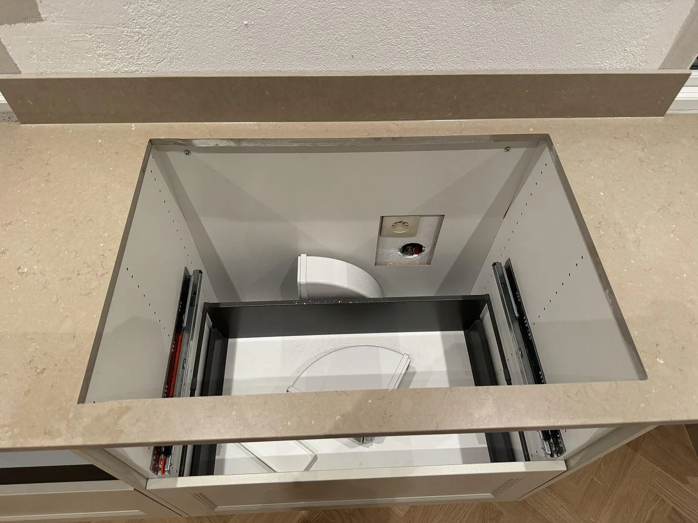 Närbild på rektangulär öppning i 20 mm Silestone Coral Clay bänkskiva med stänkskydd i kök i Skurup.