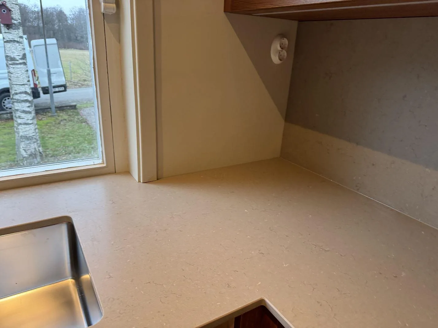 Köksbänkskiva i Silestone Coral Clay med matt Mocka-yta, rostfri diskho och förberedd öppning för häll i Sösdala.