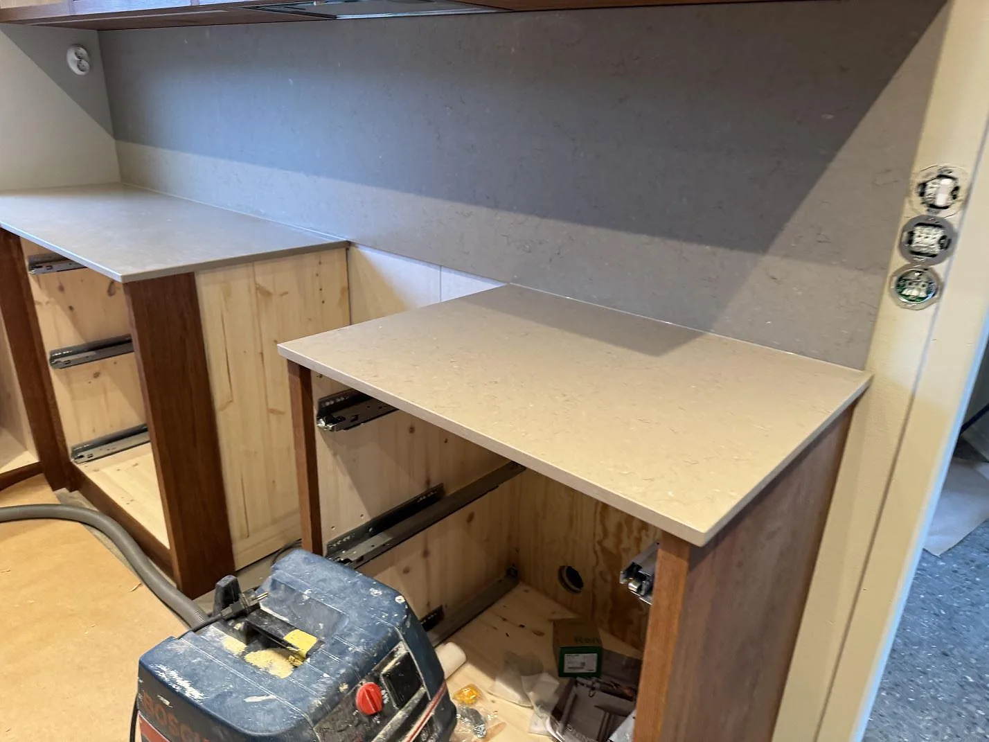 Monterad köksbänkskiva och stänkskydd i Silestone Coral Clay, matt Mocka, längs en vägg i ett kök i Sösdala.