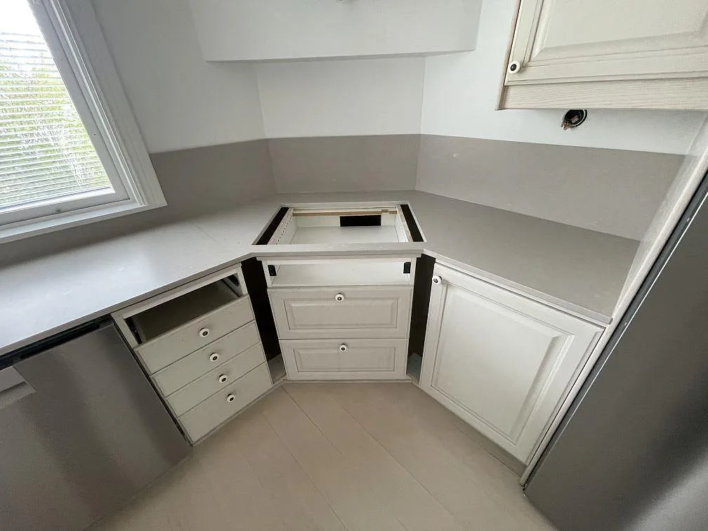 Detalj av köksbänkskiva i matt Silestone Coral Clay, 12 mm Mocka, med hällöppning och stänkkant i samma sten.