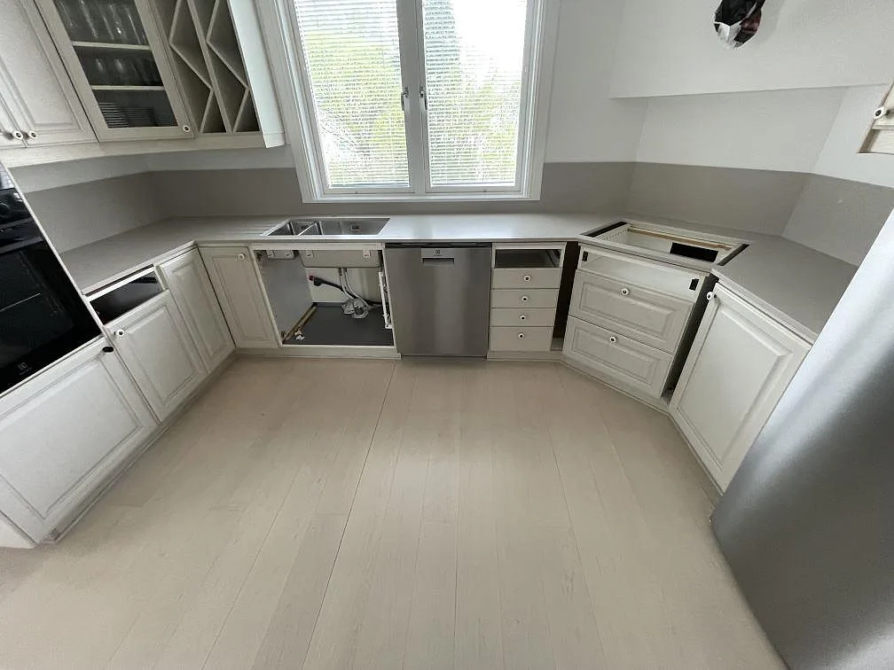 U-format kök i Sollentuna med bänkskiva i matt Silestone Coral Clay, rostfri diskho och förberedd hällöppning.