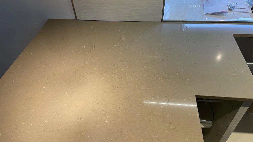 Ytnärbild av polerad Silestone Coral Clay köksbänkskiva med diskho och urtag synliga i Staffanstorp.