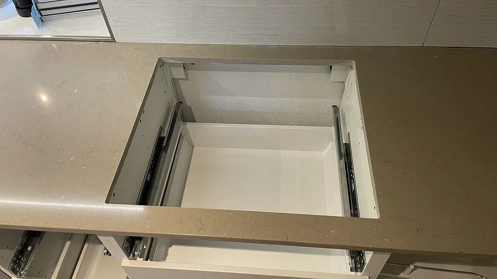 Detalj av hällöppning i en polerad Silestone Coral Clay köksbänkskiva med öppna köksstommar i Staffanstorp.