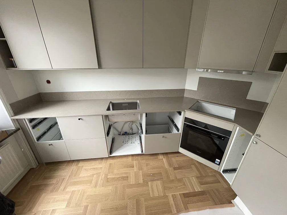 Installerad köksbänk i Silestone Coral Clay, matt Mocka-finish, med rostfri diskho och hällöppning i ett kök i Stockholm.