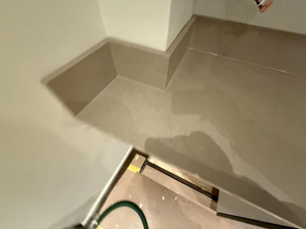 Närbild på hörn och uppvikt stänkkant i polerad Silestone Coral Clay komposit i ett kök i Stockholm.