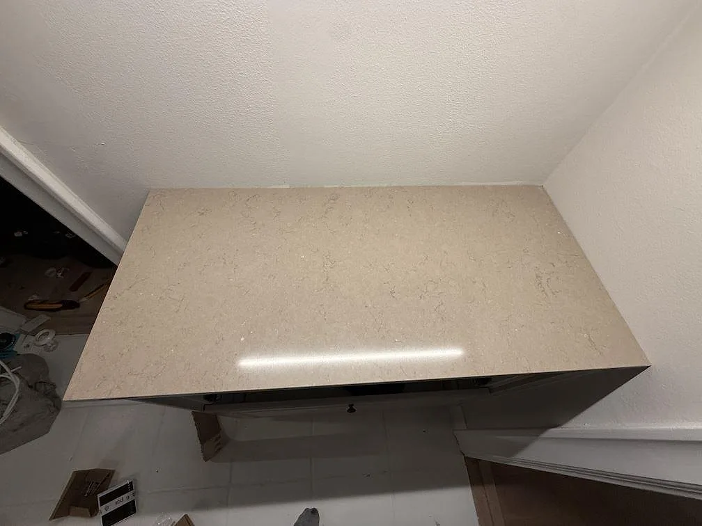 Närbild ovanifrån av polerad Silestone Coral Clay som bänkskiva på en mindre köksdel i Stockholm.