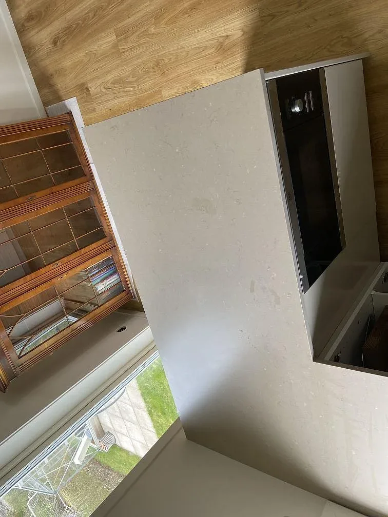 Inramad köksö i Silestone Coral Clay med plats för infälld häll, monterad i ett kök under installation i Strömstad.