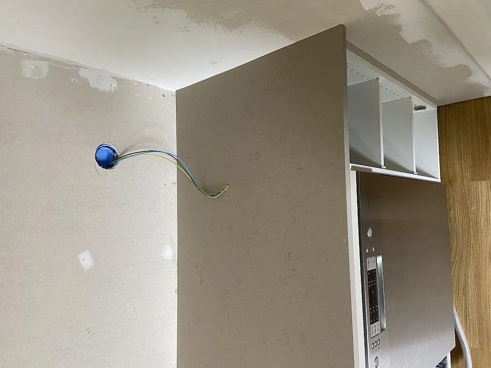 Polerad bänkskiva i Silestone Coral Clay som reflekterar dagsljuset från fönstret i ett kök i Strömstad.