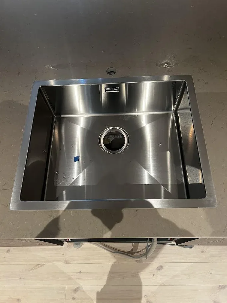 Rostfri diskho monterad i en gråbeige Silestone Coral Clay bänkskiva med Mocka-yta i Strömstad.