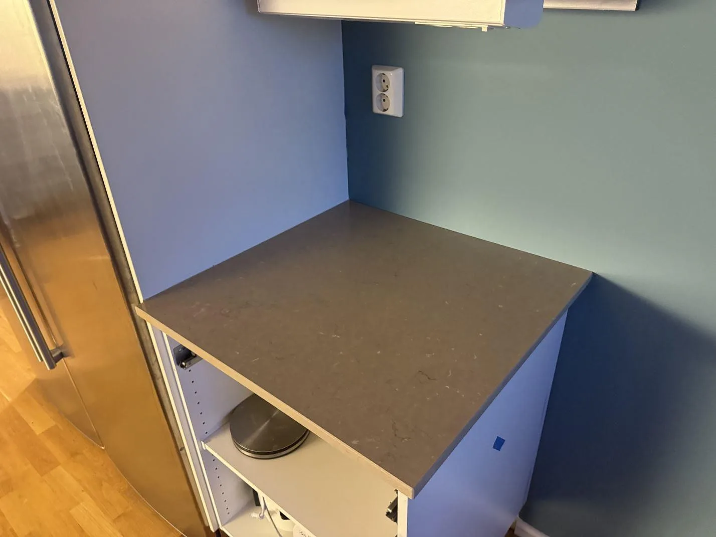 Mindre köksbänk i Silestone Coral Clay, matt kompositsten, monterad bredvid kyl i Strömstad.