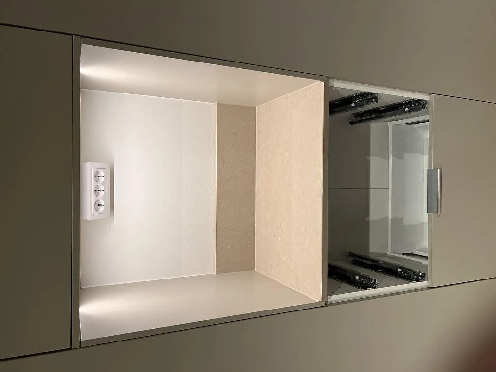 Detalj av polerad Silestone Coral Clay i komposit som stänkskydd och sidoyta vid köksbänken i Sundbyberg.