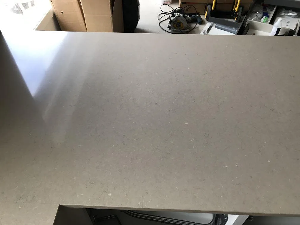 Köksbänkskiva i Silestone Coral Clay med uttag i väggen ovanför, polerad yta med diskret ådring, i ett kök i Svalöv.