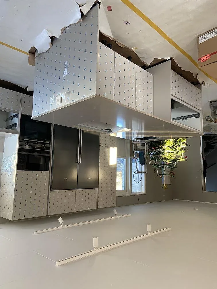Köksö och bänkskivor i Silestone Coral Clay med skåpstommar och skyddsfilm under montering i ett kök i Tenhult.